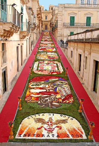 Noto 2019 “Infiorata” : “I Siciliani in America” the theme of the 40th edition on 17-18-19 May
